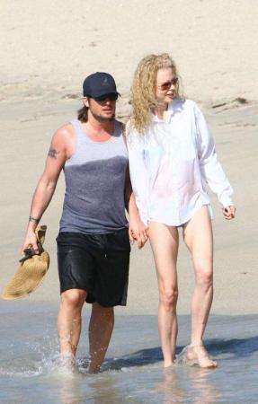 Название: nikol nikol na playe.jpg
Просмотров: 1433
Размер: 19.0 Кб